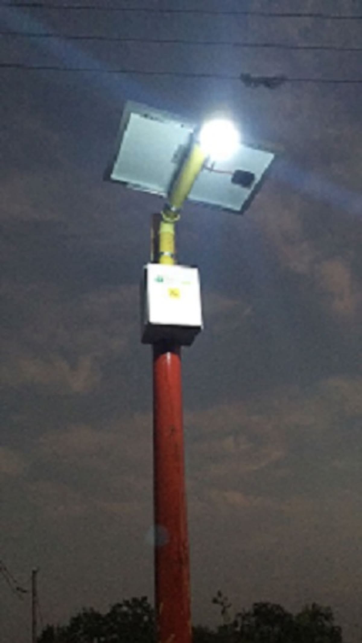 El último paso fue la instalación de los paneles y bombillos. El sistema se enciende cuando empiezan a caer el sol y se apaga al despuntar el alba. CORTESÍA Semillero FEN- UTB