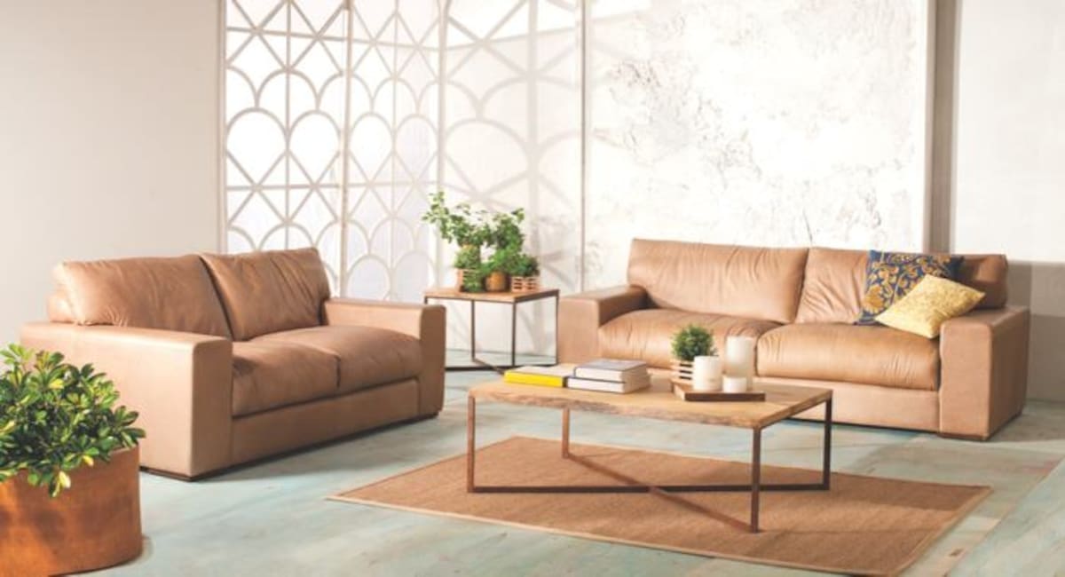La sala sigue siendo el mejor espacio de la casa para sacarle provecho a un sofá elaborado en cuero natural.