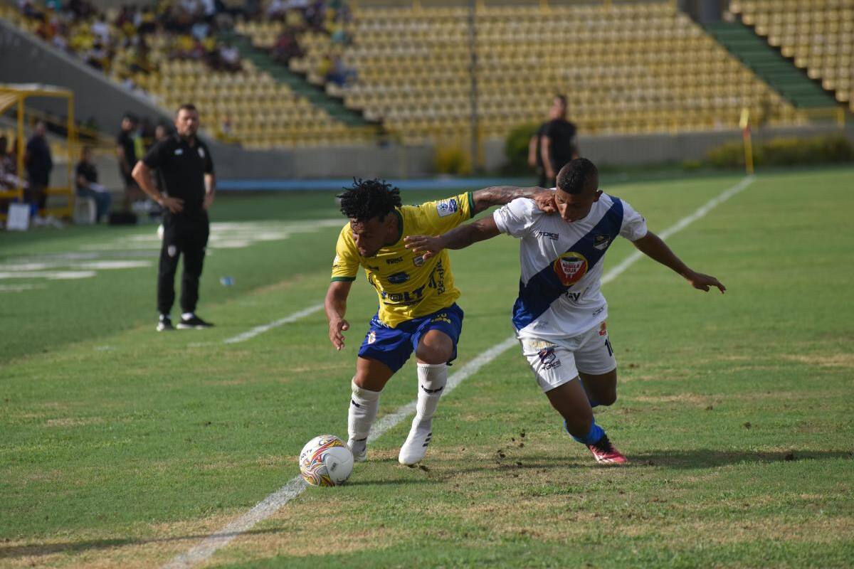 Gramado del estadio Jaime Morón León, lejos de lucir impecable