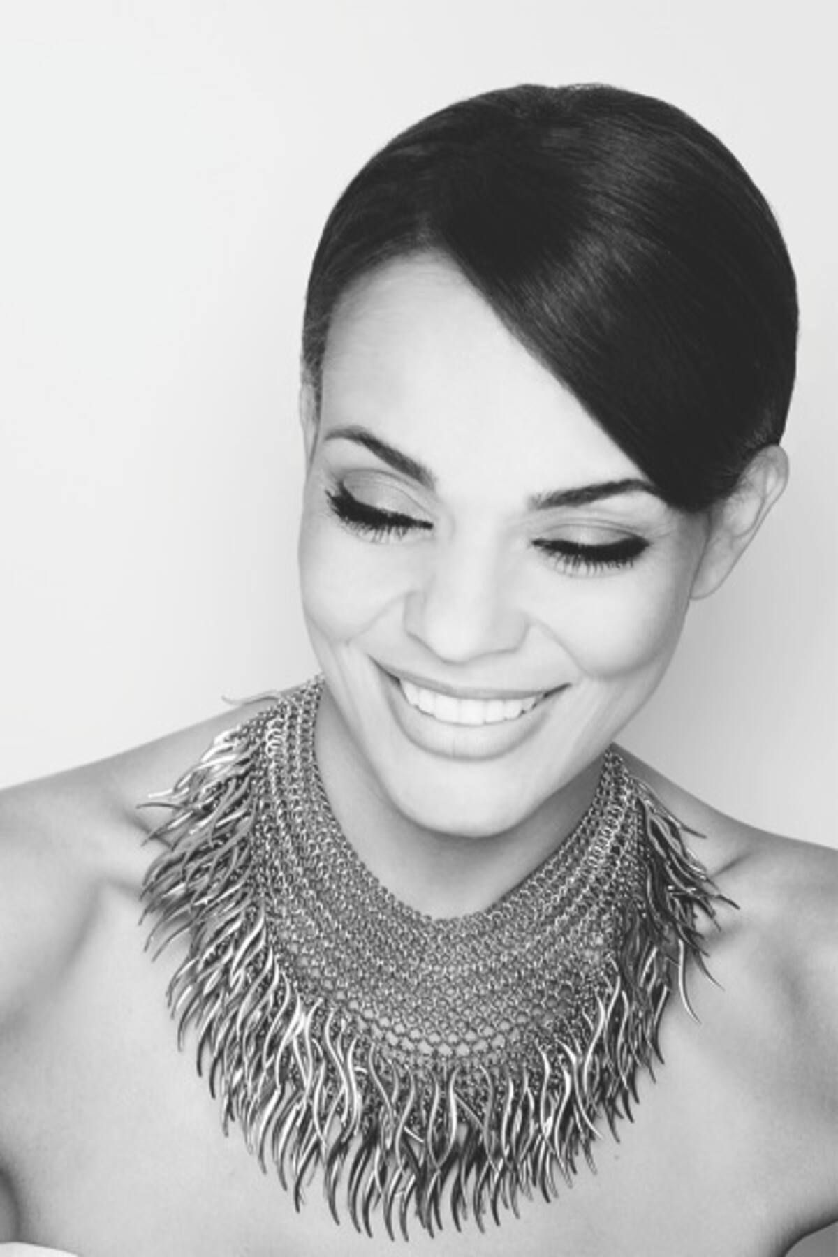 Ilia, de raza negra, y su esposo coreano, que no habla español, han demostrado que el amor no tiene idioma, cultura ni color.