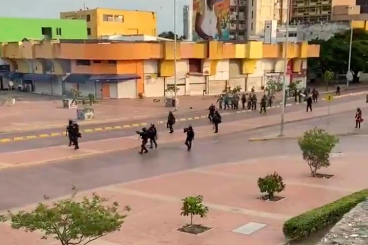 Video: policía dispersa protesta en el Centro de Cartagena con gases