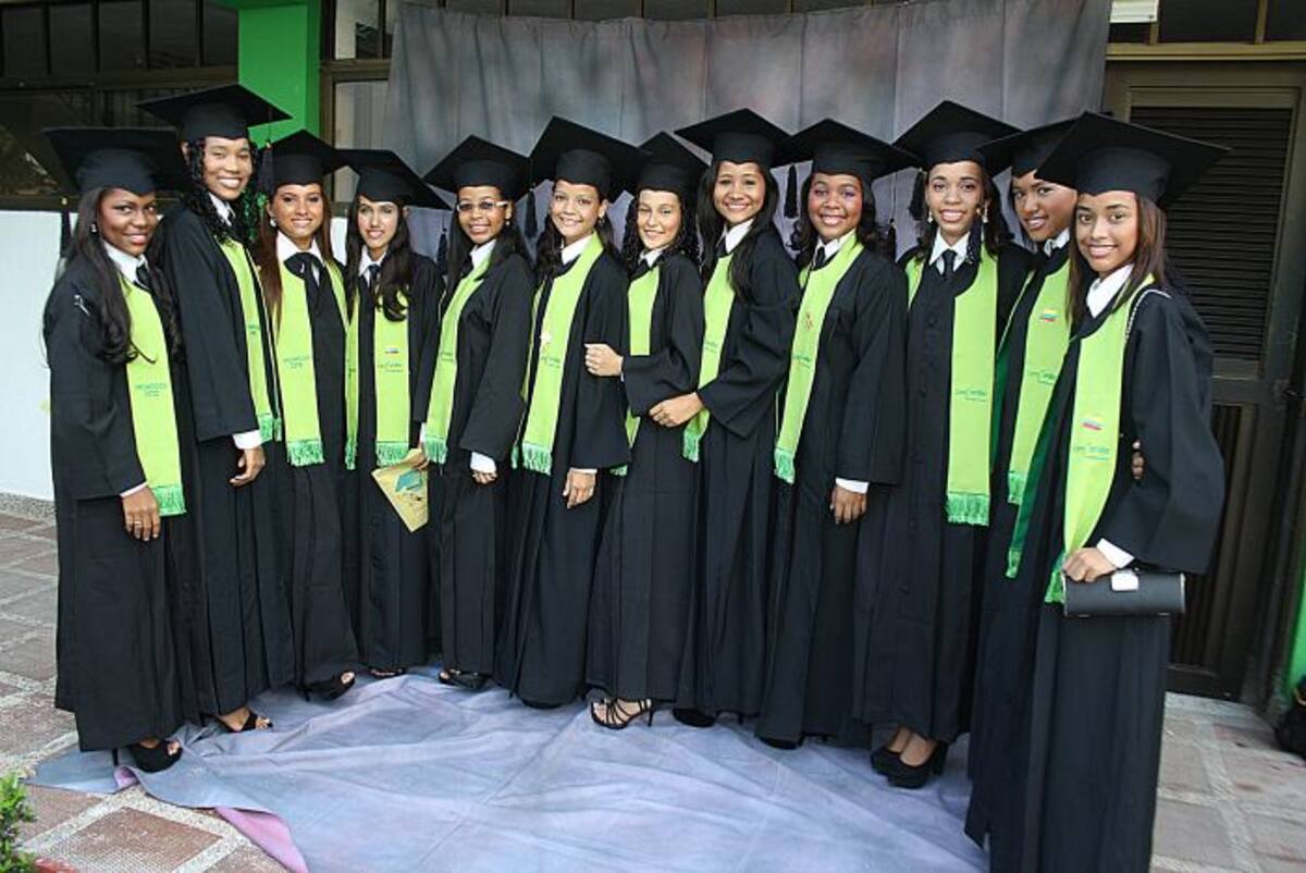 De izquierda a derecha, Liseth Simancas, Carolina Herrera, Lia Guardo, Andrea Angel,, Crol Castillo, Maria Angel Martelo, Odiseis Galofre, Luz Celeste Atencio, Carolina Hernandez, Lina Rizzo, Nairet Cantillo, Wendy Cervantes. CORTESÍA