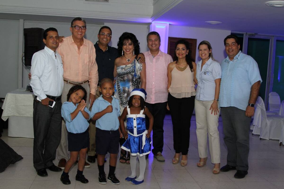 Atrás: Ramiro Fortich, Jorge Berrío Bustillo, Axel Rhenals, Diana Burgos, John Rhenals, Amira Char, María Angélica Moreno y Rubén Aguilera; adelante: Jeisy Torres, Kevin Polo y Stacy Medrano.