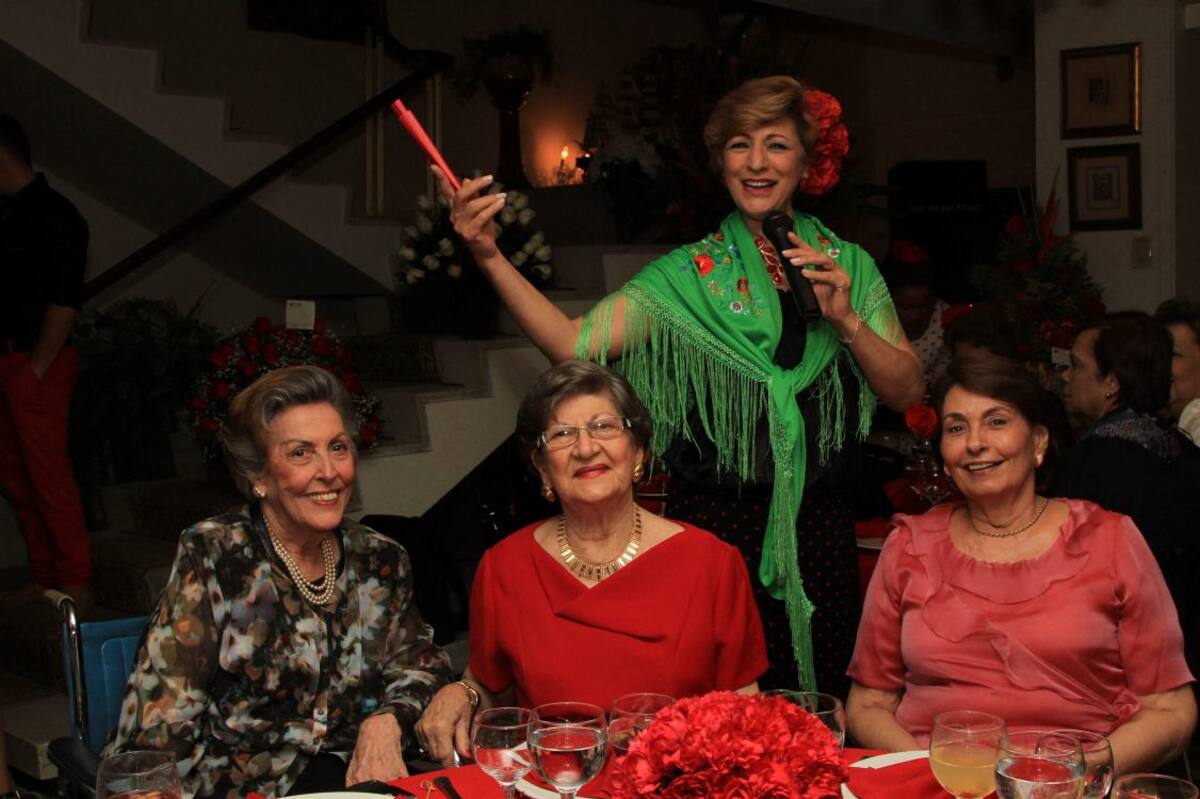De pie: La cantante Manoli Aleu; sentadas: Rosita de Benedetti, Aida Juan de Gedeón y Clodette de Gedeón.