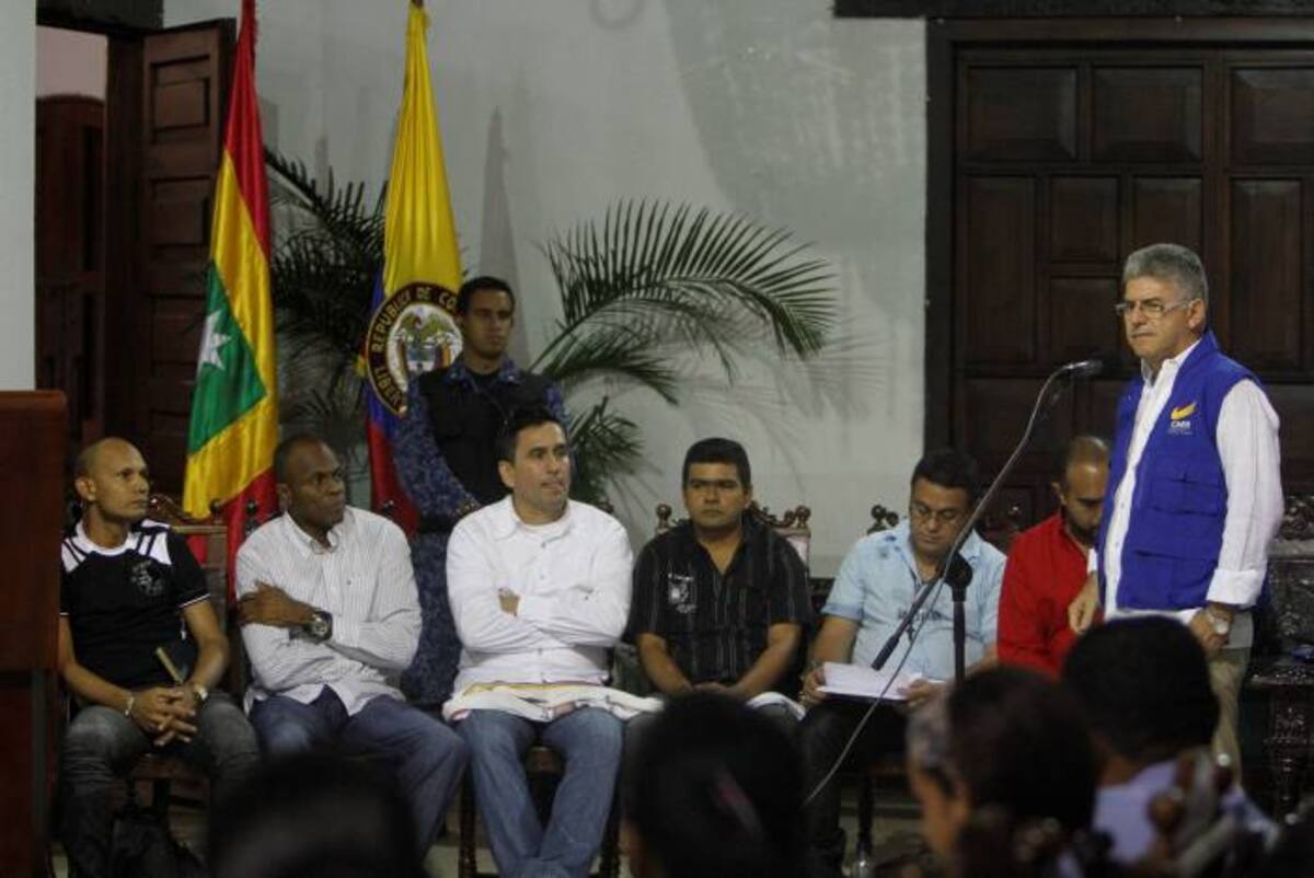 Arturo Zea Solano, director de la CNRR, instaló el acto de reconciliación. Al fondo y sentados aparecen los alias ‘Geño’, ‘Zambrano’, ‘Sanguino’, ‘Primo’ y ‘Gafitas’. ÓSCAR DÍAZ ACOSTA - EL UNIVERSAL