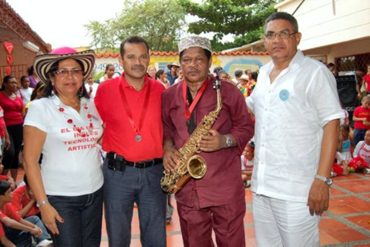La coordinadora de la Institución Ana María Pérez de Otero, Cira Vásquez; el cantante de Carisma Celestial, Ramiro Cárcamo, Michi Sarmiento y el rector de la institución Soledad Acosta de Samper, Luis Ramírez.