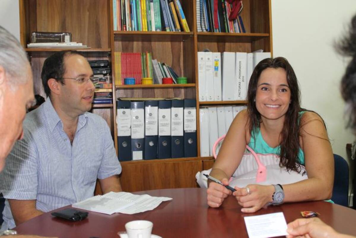 Mariana Santos en la Tadeo junto al rector de la Universidad Juan Aponte. Cortesía.
