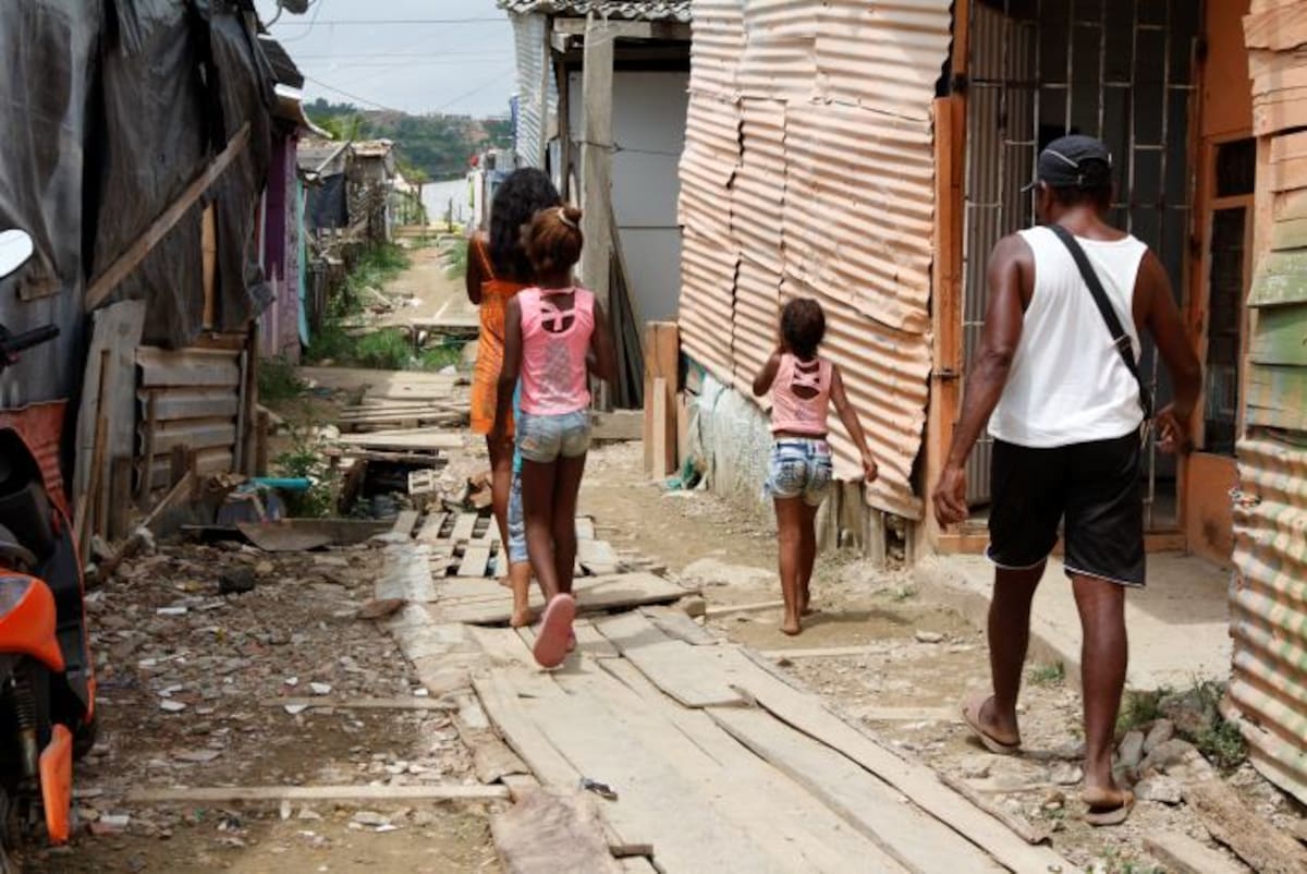 Cuatrocientos ocho mil pesos de ingresos mensuales, es la cifra que sugiere el Dane para considerar en extrema pobreza a un grupo familiar. En Cartagena hay familias en extrema pobreza cuyos ingresos monetarios son muy bajos o inexistentes. Julio castaño