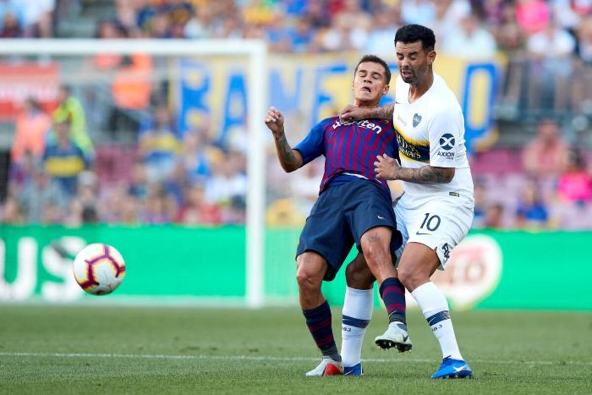 Edwin Cardona en un mano a mano con Paulinho. EFE Alejandro García