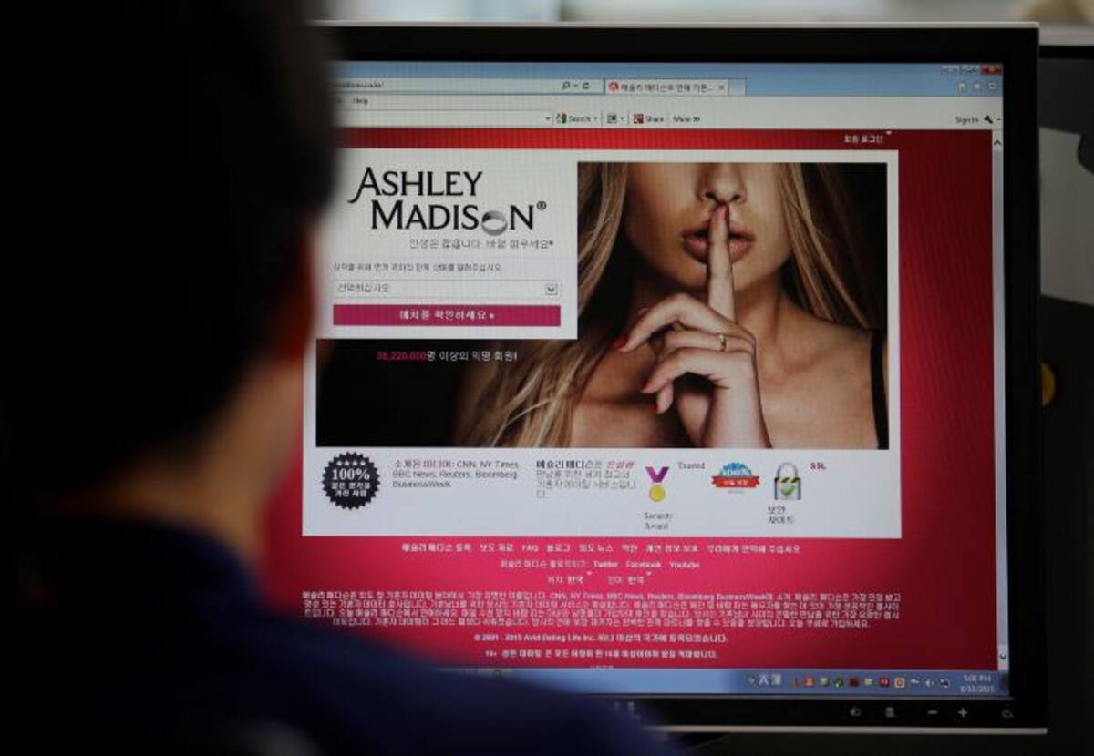Piratas informáticos anunciaron una filtración masiva de datos de usuarios de Ashley Madison, alegando que sus propietarios no habían cedido a sus demandas. AP