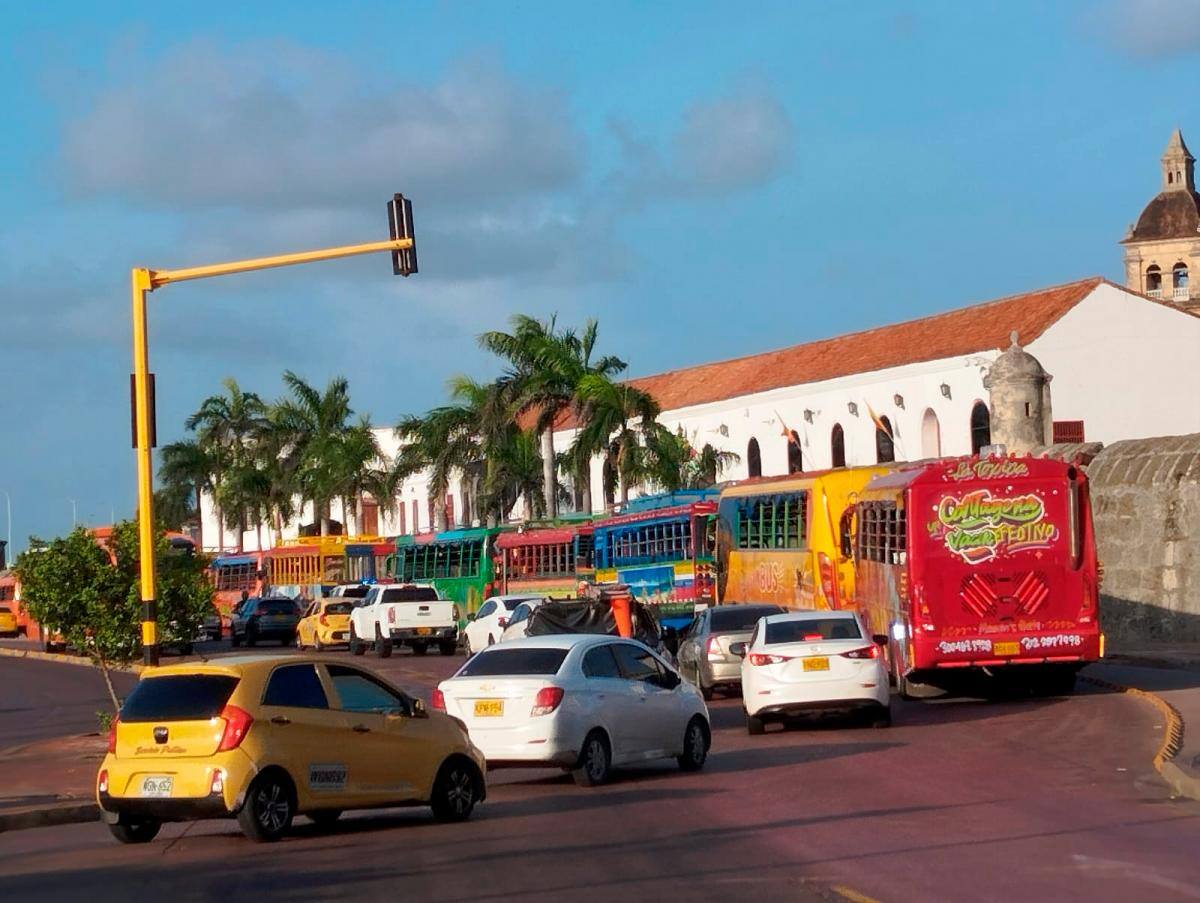 Los vehículos permanecen a un costado de la avenida.
