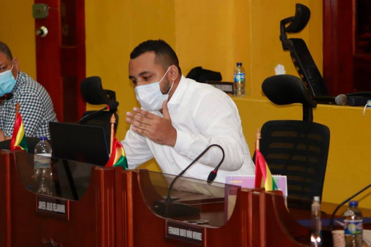 Concejal Julio Bejarano coadyuva demanda contra Ley de fondo de pobreza
