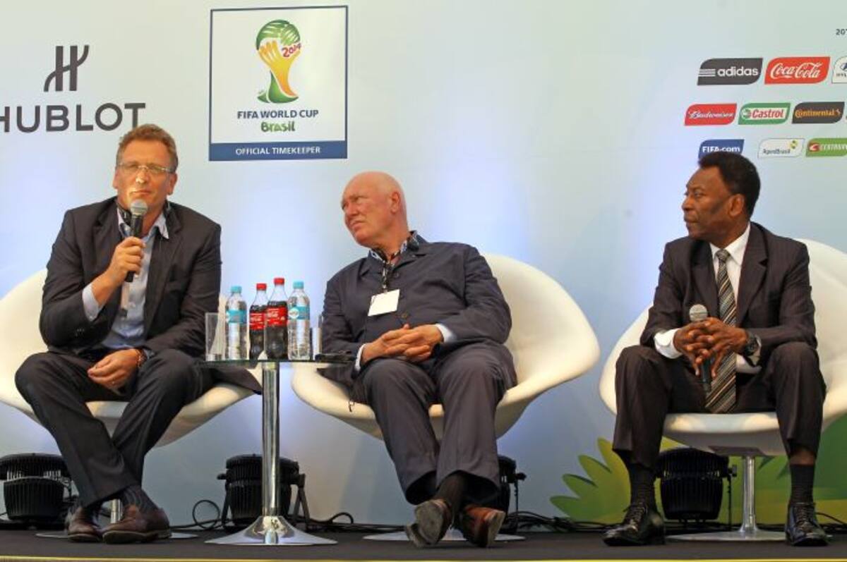 Jérôme Valcke, secretario general de la FIFA junto a Jean-Claude Biver y la leyenda del fútbol Pelé. AFP ARI VERSIANI