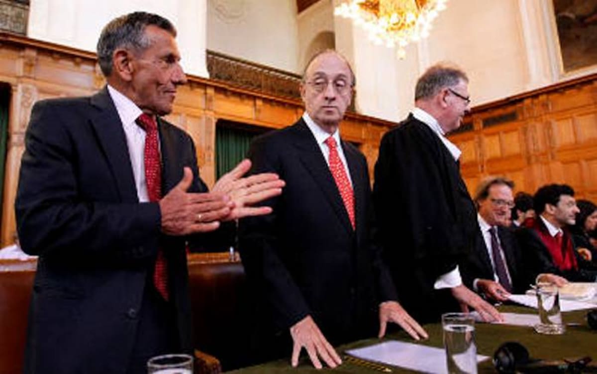 El equipo de Colombia está conformado de izq. a der. por los excancilleres y exembajadores Julio Londoño Paredes, Guillermo Fernández de Soto y el abogado James Crawford. AP