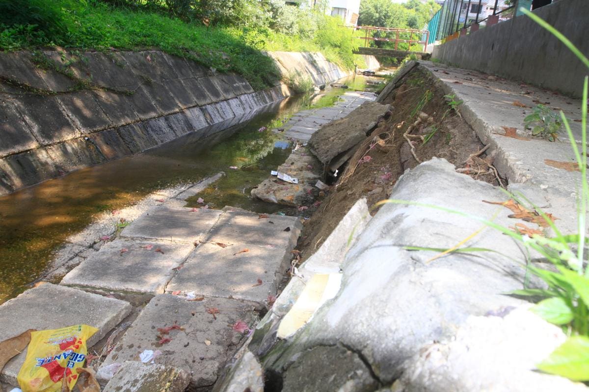 El canal de aguas pluviales está perdiendo su revestimiento en concreto, y el Distrito no ha tomado ninguna determinación.