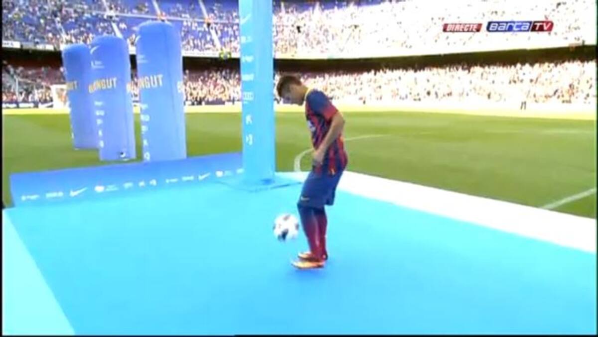 Neymar hace sus primeros toques con el balón en el Camp Nou. Tomado de la transmisión en vivo de Internet