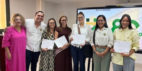 Liderazgo femenino de gran estatura en conversatorio de Umayor