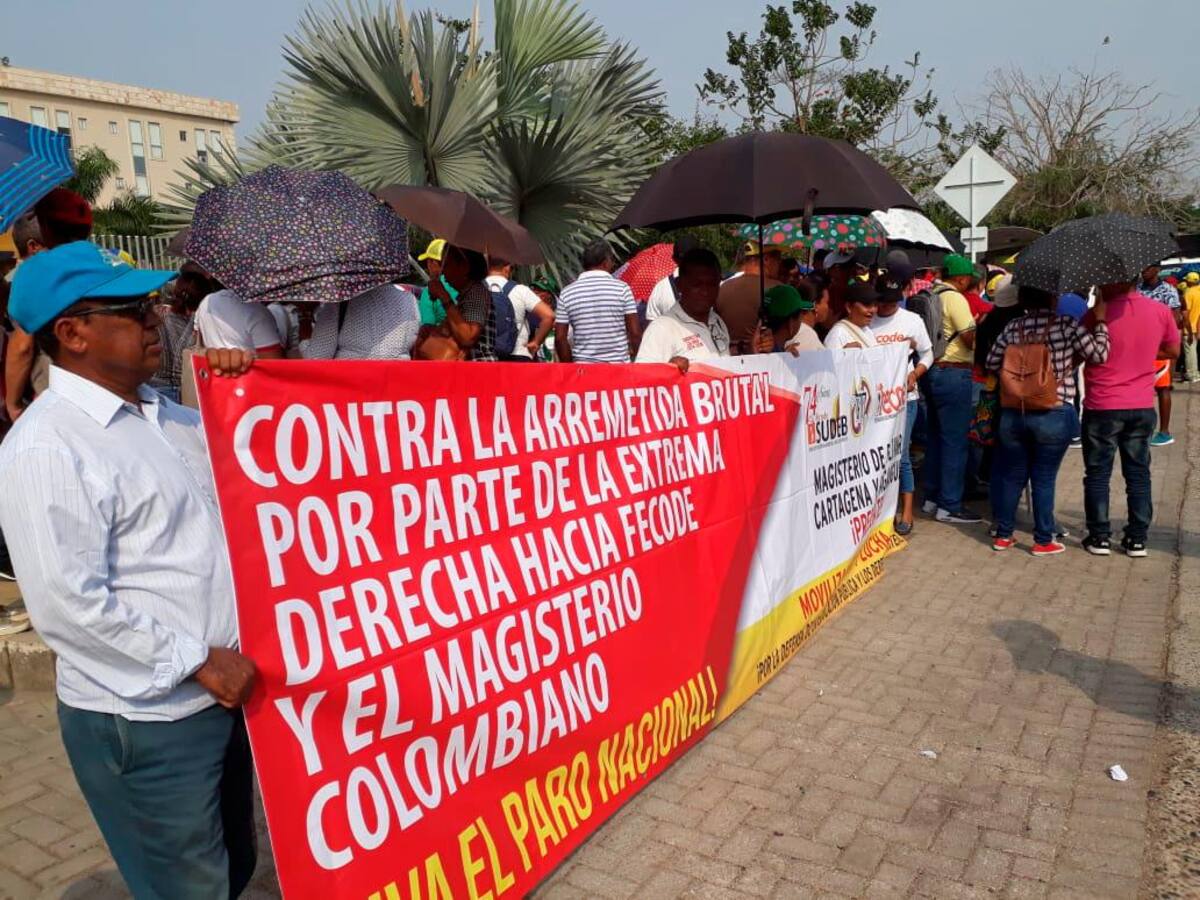 Maestros de Bolívar se manifiestan durante el paro de 48 horas. // JULIO CASTAÑO