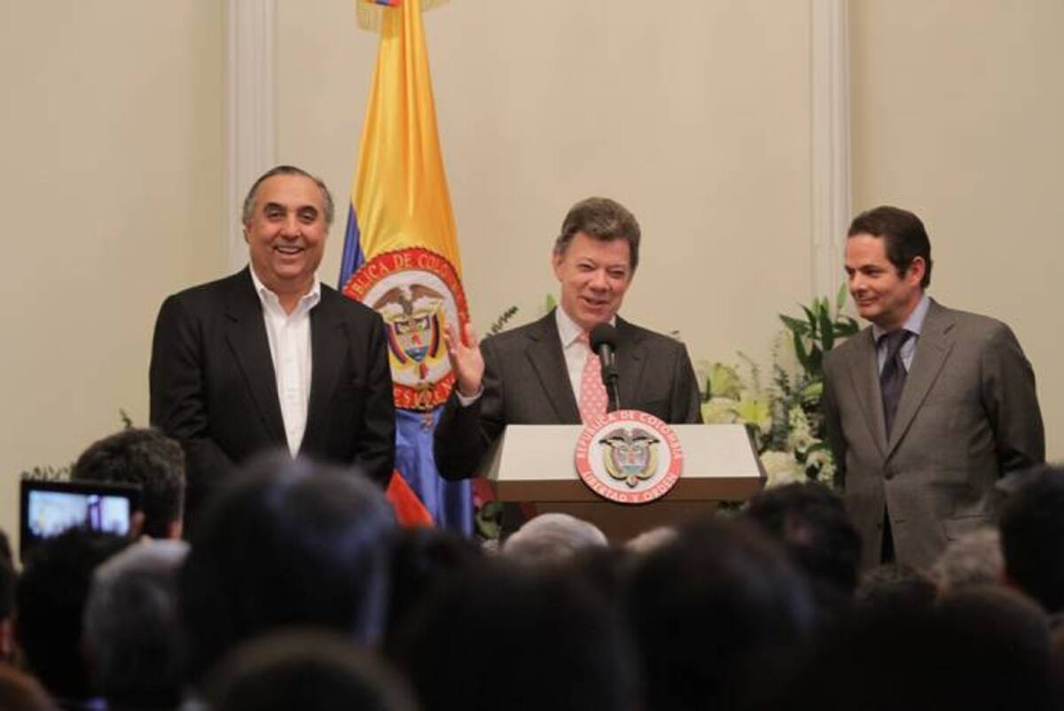 Santos habla de las bondades de la Ley de Régimen Municipal. Aparece en la gráfica con los ministros de Interior, Federico Rengifo Vélez, y de Vivienda, Germán Vargas Lleras. Archivo