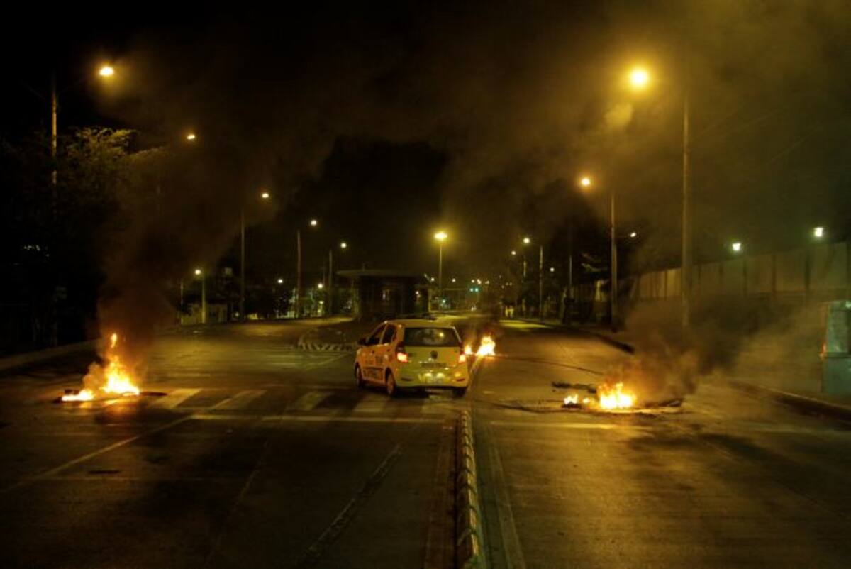 Las llantas iban de un lado a otro de la avenida, incluyendo un carril en sentido Bomba del Amparo- María Auxiliadora. NAYIB GAVIRIA - EL UNIVERSAL