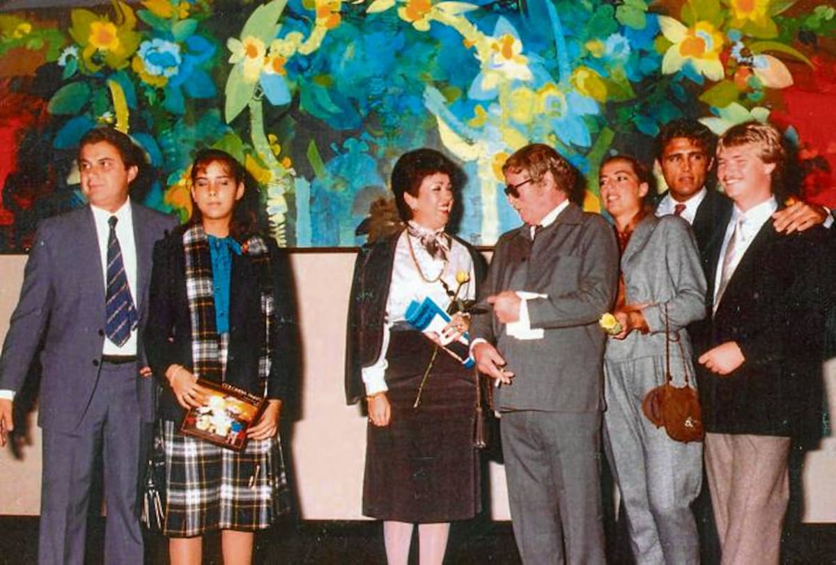 Apertura del mural de Alejandro Obregón: Byron López, a la izquierda, Paula López, María Paulina Espinosa, el artista y sus hijos: Silvana, Rodrigo y Mateo Obregón.