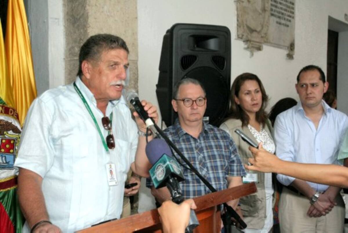 El gobernador encargado, Jorge Mendoza Diago, en ceremonia realizada en los bajos del Palacio de la Proclamación, ordenó la apertura de las mesas de votación a las 8 de la ma-ñana.