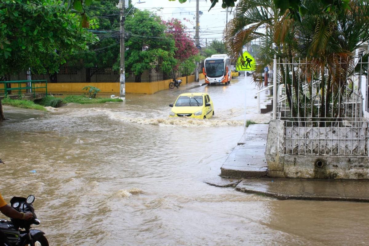 Un taxi transita por la inundada vía de San Fernando. //Julio Castaño - El Universal
