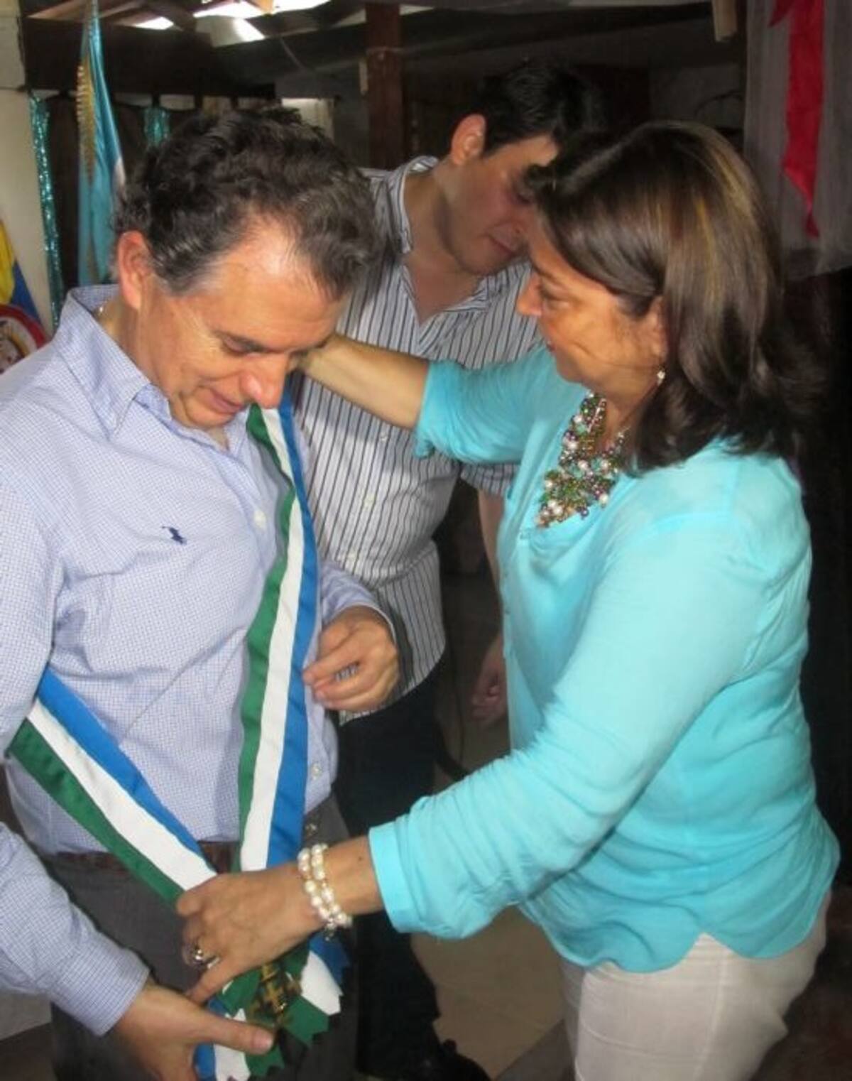 Luz Elena Muskus fue la encargada de imponer la banda. CORTESÍA