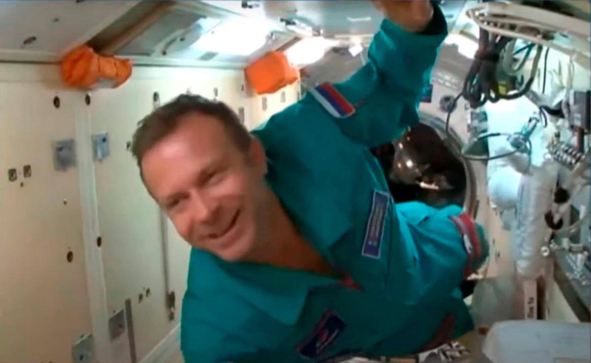 El director de cine, Klim Shipenko, entrando en la Estación Espacial Internacional (ISS).