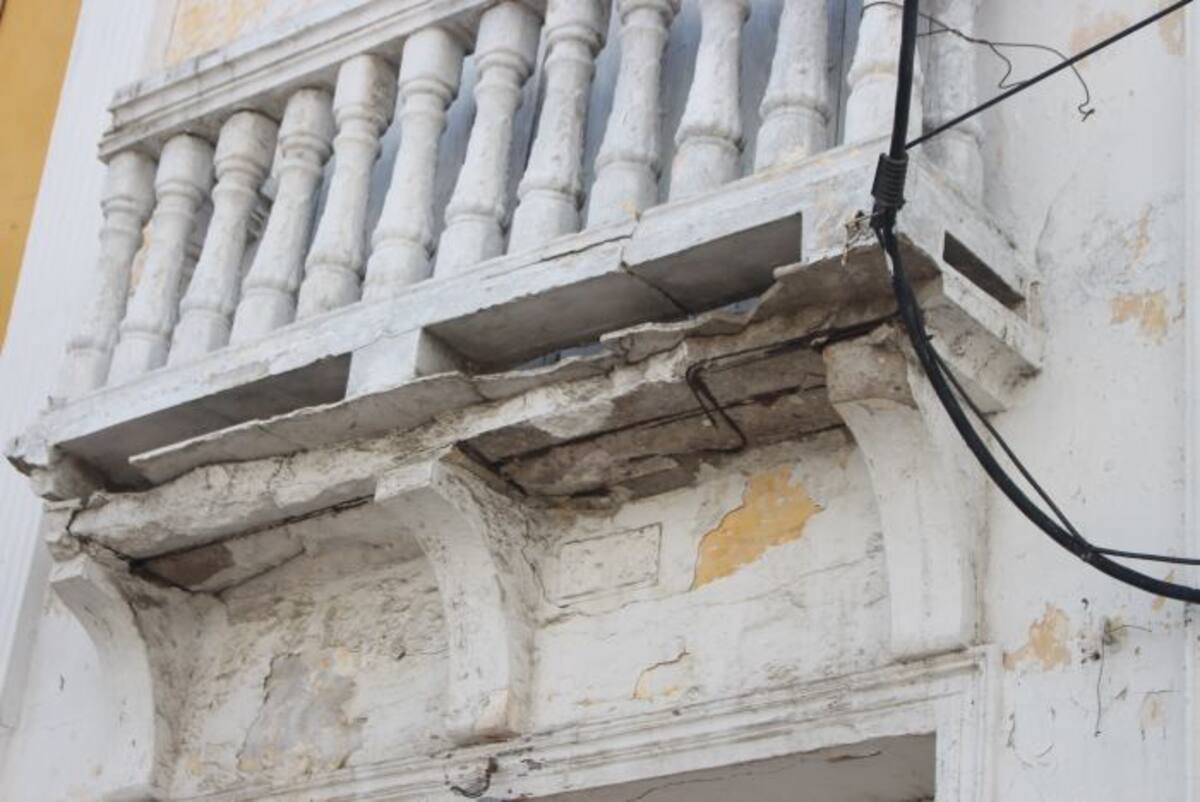 Balcón en mal estado en una cas del Centro Histórico. Cortesía.