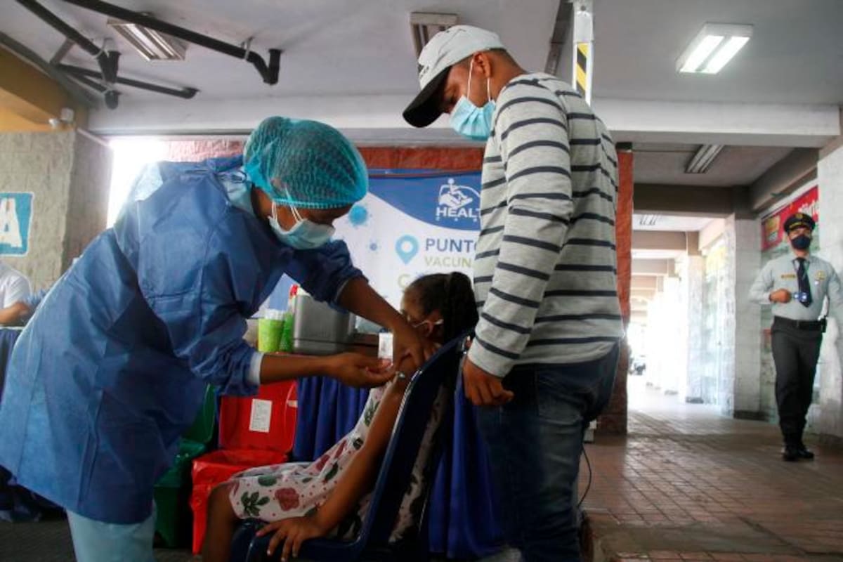 Aumentan casos de COVID en menores, ¿se trata del sublinaje Perro del infierno?