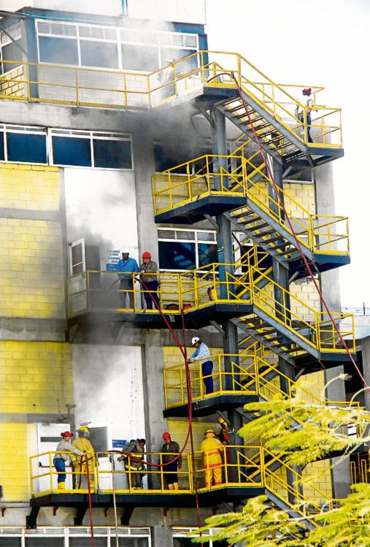 Dos horas demoraron bomberos, personas de la fábrica y de Ecopetrol apagando las llamas.