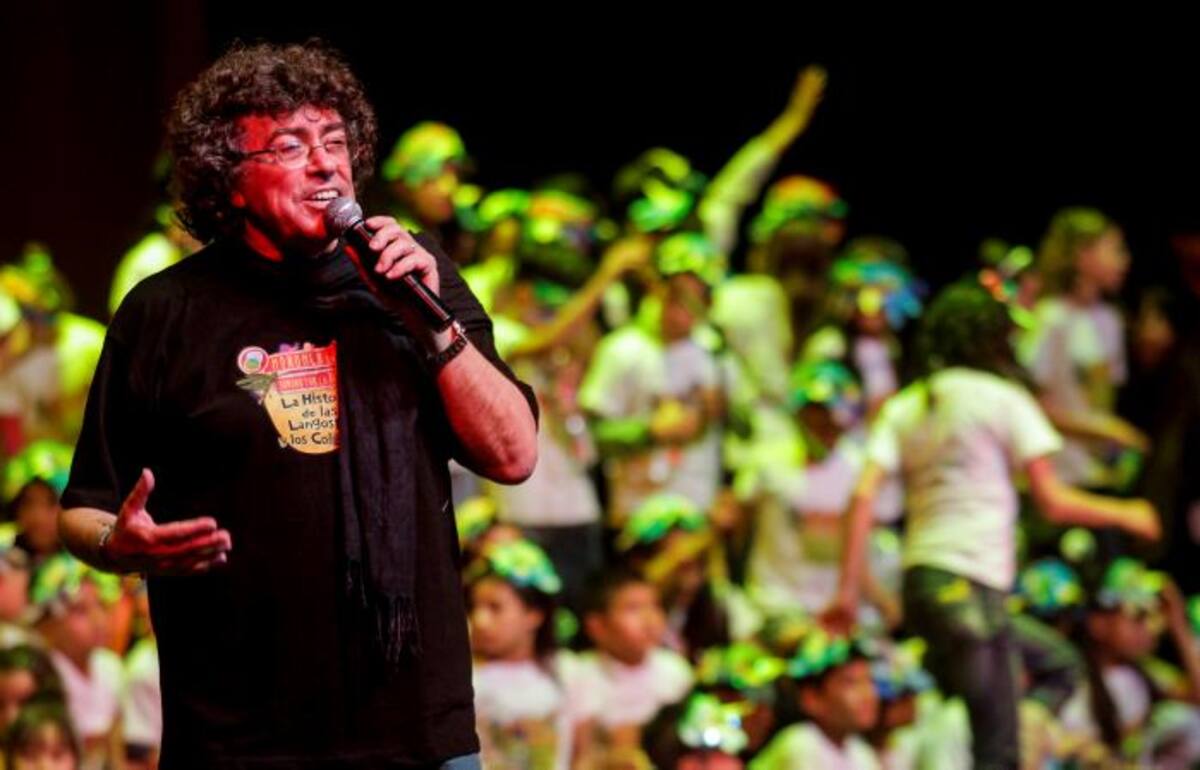 Piero cantó con los niños por la memoria del país. COLPRENSA
