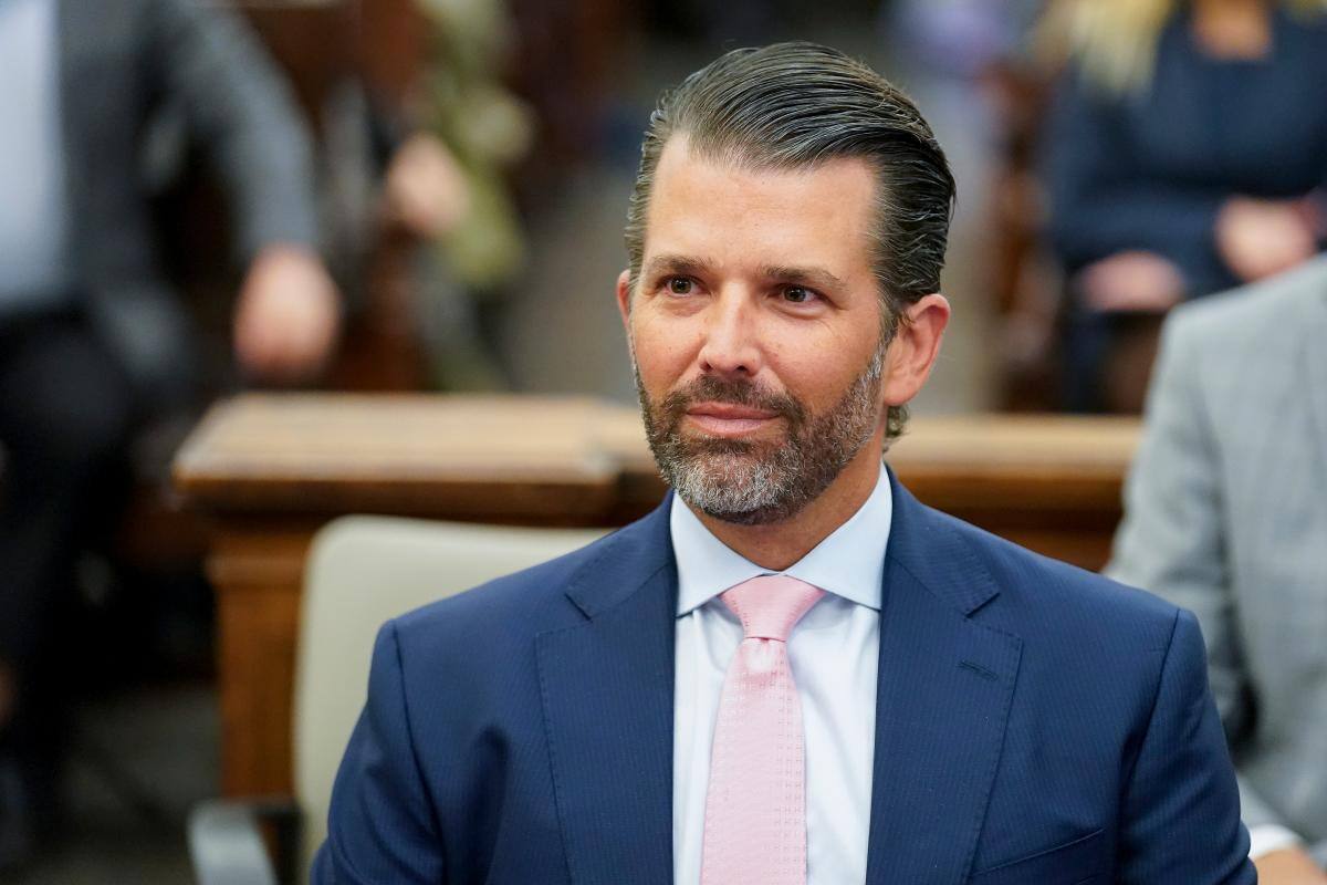 Donald Trump Jr. niega haber trabajado en estados de su papá durante juicio