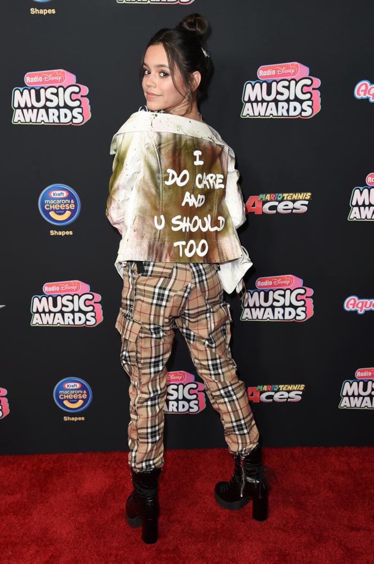 Jenna Ortega acudió a la alfombra roja de los Radio Disney Music Awards con una chaqueta que ponía: "A mí me importa y a ti te debería importar también". EFE NINA PROMMER