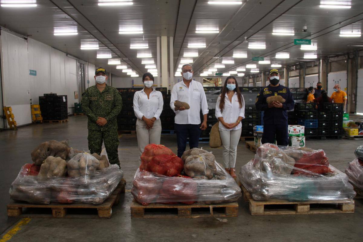 En la imagen de izquierda a derecha: Sergio Triviño, Cabo Primero del Batallón de Infantería de Marina N° 13; Loraime López, directora de la Fundación Constructores de Paz de El Salado; Ariel Flórez, director de Desarrollo Agroindustrial de la Secretaría de Agricultura de Bolívar; Valentina Carbonel, vicepresidenta de la fundación; y el mayor de Infantería de Marina del Caribe, Pedro Reina.