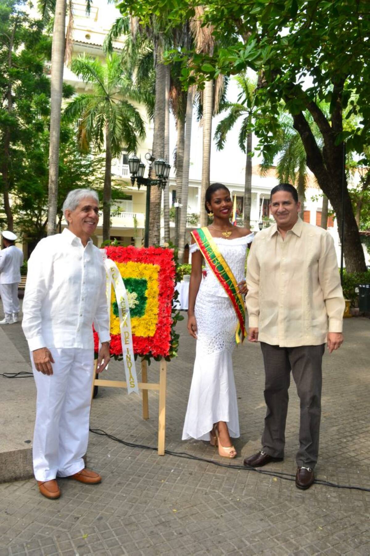 El alcalde de Cartagena (E) Carlos Coronado, la señorita Bolívar Franselys Santoya Ariza y el gobernador de Bolívar Juan Carlos Gossaín. Cortesía.