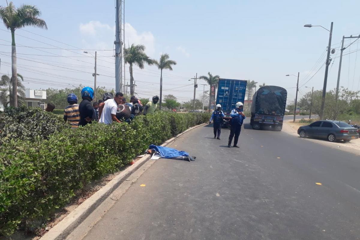 Motociclista muere tras estrellarse contra tractocamión