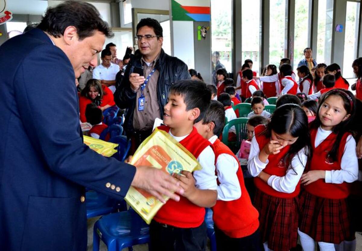 Julio Alandete en una actividad de entrega de libros del programa Todos a Aprender. Cortesía