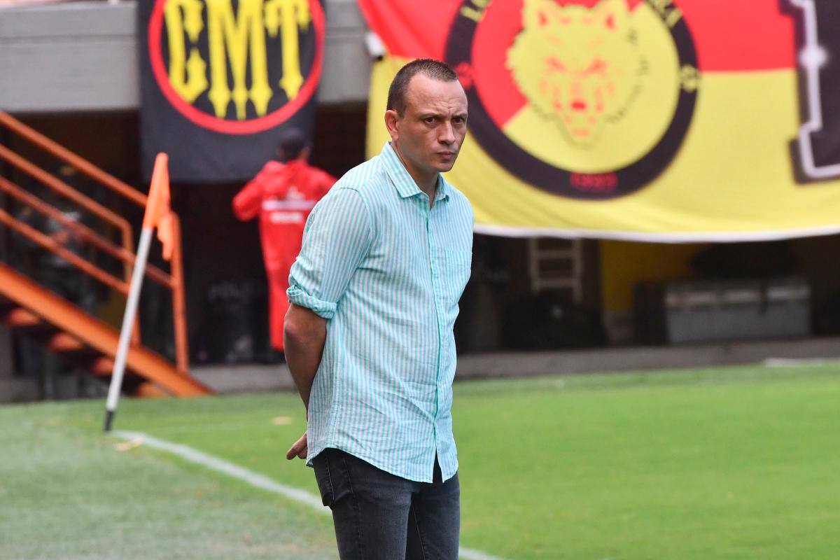 Pereira se queda sin entrenador: Alejandro Restrepo sale del equipo