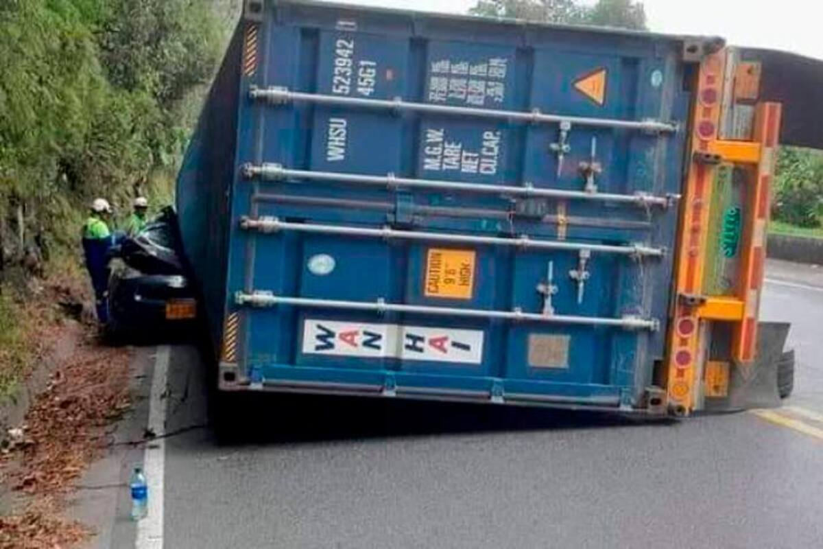 Video: Camión se volcó y causó terrible muerte de un conductor particular