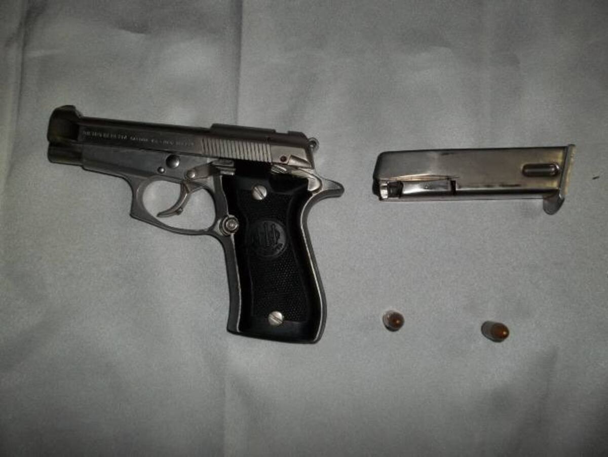 Al presunto homicida se le halló un arma de fuego tipo pistola, marca Prieto Beretta niquelada calibre 9 mm. Cortesía