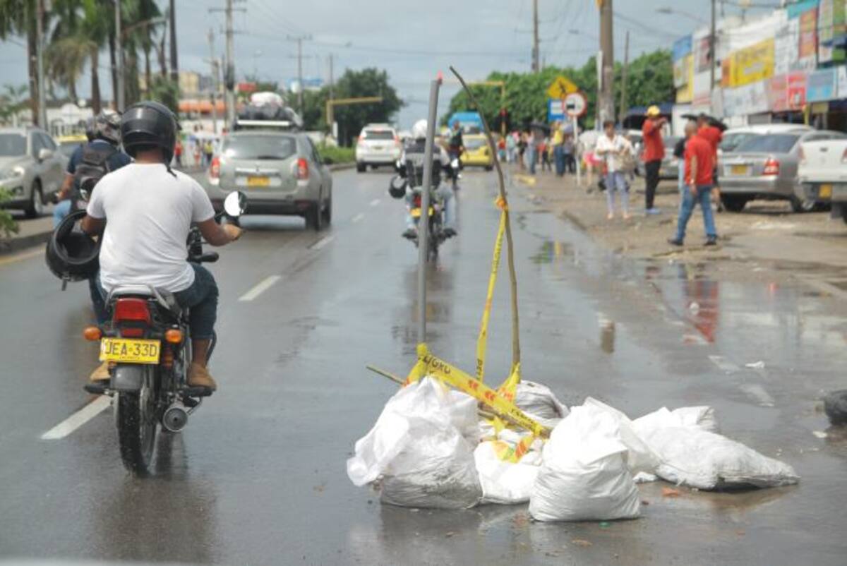 El hueco más preocupante es este, en la carretera Troncal de Occidente, frente a La Plazuela. Lleva semanas descubierto y representa un gran peligro para la movilidad en la zona. LUIS HERRÁN.