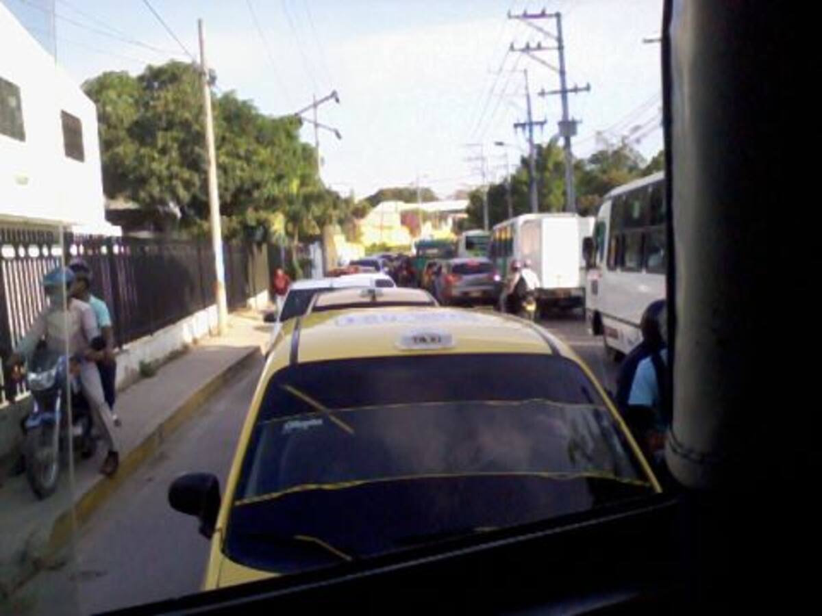 Trancón en la zona suroccidental de Cartagena por paro de ruta de buses. Cortesía @23lukar