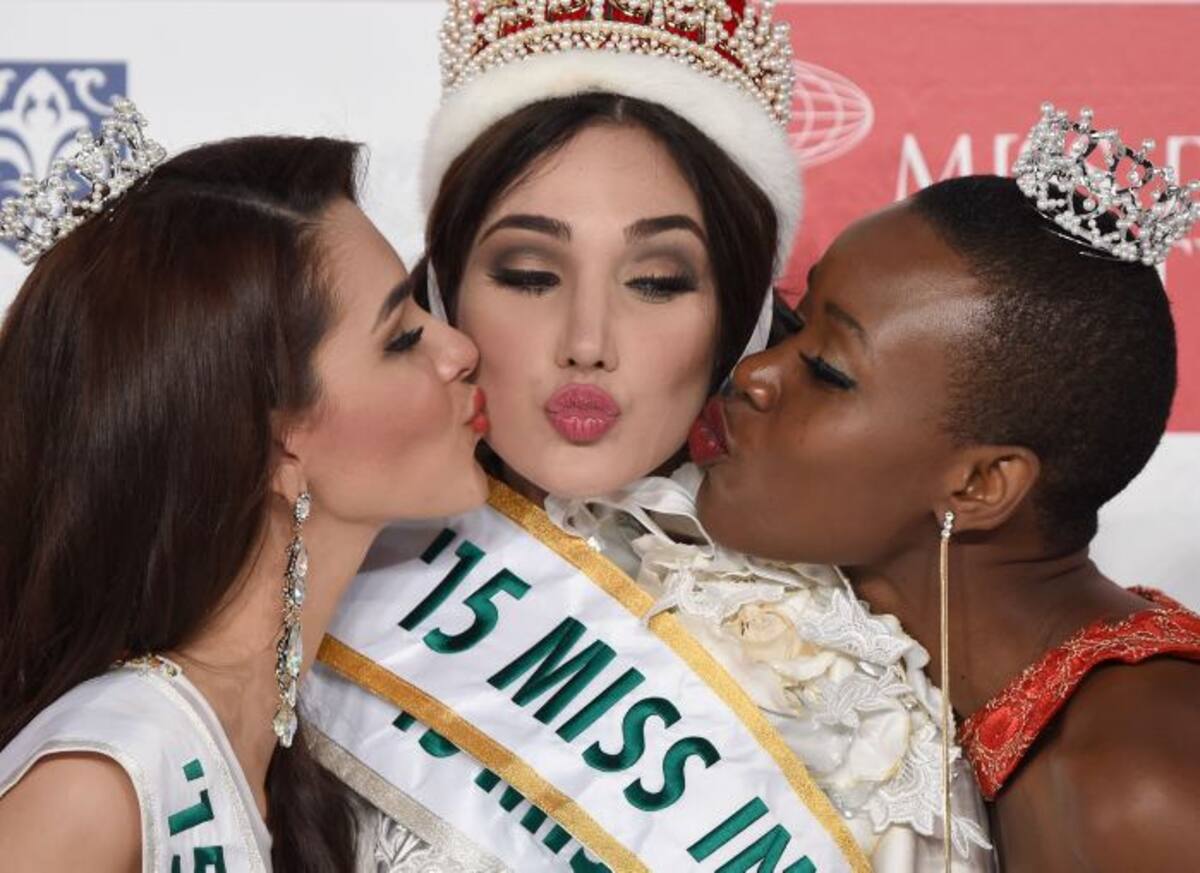 Miss Venezuela, Edymar Martínez recibe felicitaciones de laMiss Honduras, Jennifer Valle y la princesa, Miss Kenya, Eunice Onyango. AFP - TORU YAMANAKA