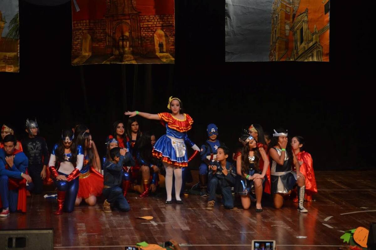 Estudiantes de 6º y Susana Castañeda como Alicia.