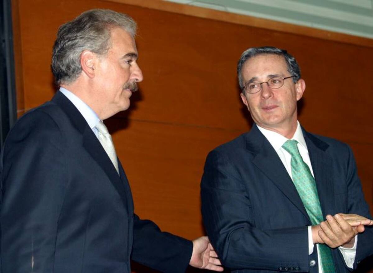 Los expresidentes colombianos Andrés Pastrana Arango y Álvaro Uribe Vélez.
