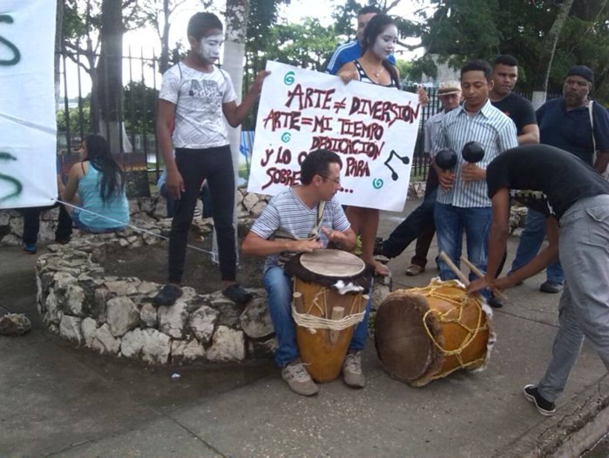 Estudiantes e instructores de la Escuela de Bellas Artes protestaron con muestras artísticas frente a la Gobernación de Sucre. EDITH QUIROZ/EL UNIVERSAL/