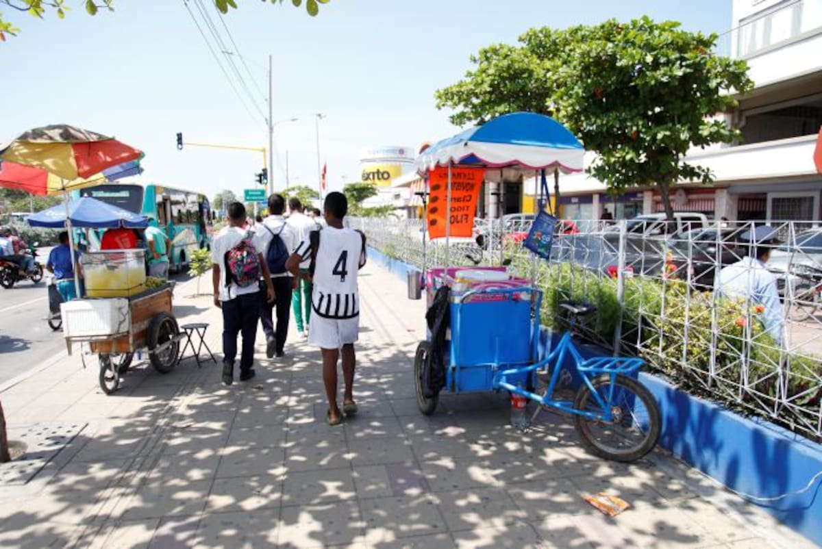 La venta de jugos de naranja de Gustavo Ramírez Pérez está afuera del centro comercial Los Ejecutivos. AROLDO MESTRE