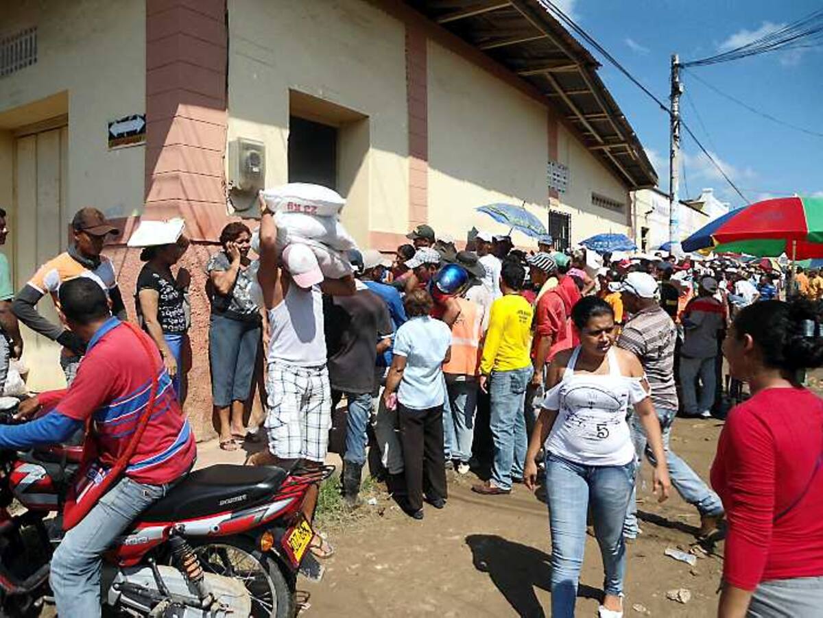 Muchas personas se acercaron hasta Cubakay a reclamar la ayuda alimentaria. LILA LEYVA VILLARREAL, CORRESPONSAL EL UNIVERSAL